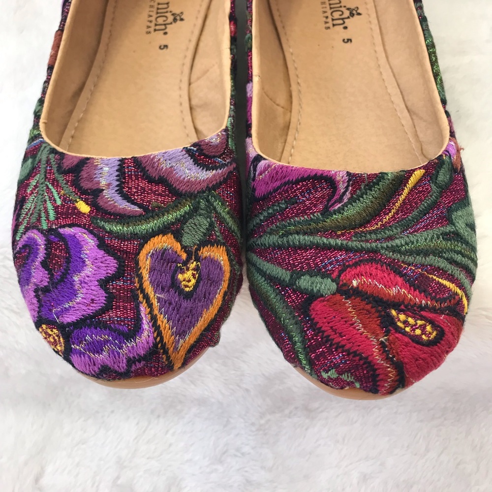 NWOT Embroidered Flats, Size 7.5